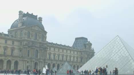 Turistas-Paseando-Por-El-Palacio-Del-Louvre-En-París-Francia