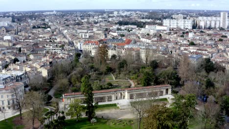 El-Jardín-Botánico-De-Burdeos,-Francia,-Hogar-De-Una-Gran-Variedad-De-Flora-Establecida-En-1746,-Panorámica-Derecha-Aérea