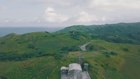 Vista-Aérea-Cinematográfica-De-Drones-De-Un-Paisaje-Pintoresco-Del-Océano-Que-Se-Encuentra-Con-Montañas-En-Batanes,-Filipinas
