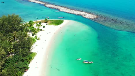 Playa-Paradisíaca-De-Isla-Tropical-Con-Arena-Blanca-Bañada-Por-Agua-Cristalina-Esmeralda-De-Laguna-Turquesa-Con-Botes-Flotando,-Tailandia
