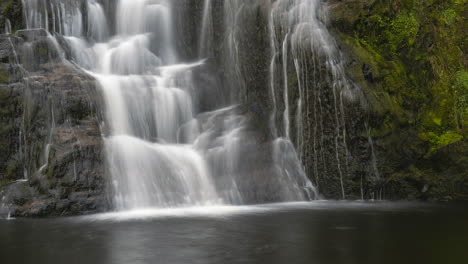 Zeitraffer-Des-Naturwasserfalls-Im-Freien-In-Der-Grafschaft-Donegal-In-Irland