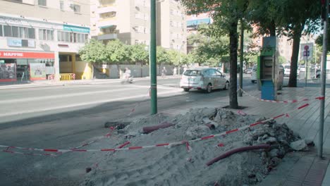 Escombros-De-Construcción-Y-Tubos-Acordonados-Al-Lado-De-La-Calle-En-Sevilla