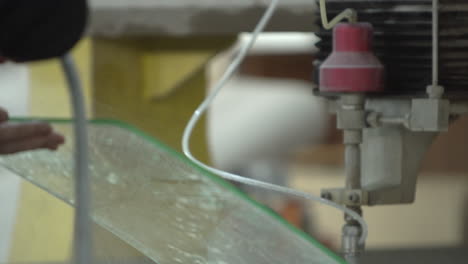 Nehmen-Sie-Das-Fertige-Glasprodukt-Und-Reinigen-Sie-Es-Mit-Einer-Wasserpistole