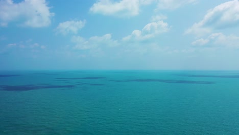 Meereshintergrund,-Strahlend-Blauer-Himmel-Mit-Weißen-Wolken-Und-Ruhiges-Wasser-Auf-Offener-See,-Die-Sich-Dem-Horizont-Nähert