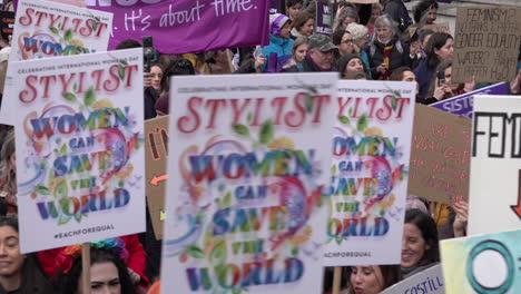 Miles-De-Manifestantes-Con-Pancartas-Y-Pancartas-Se-Unen-A-La-Marcha-Por-Las-Mujeres-En-Londres-En-El-Día-Internacional-De-La-Mujer