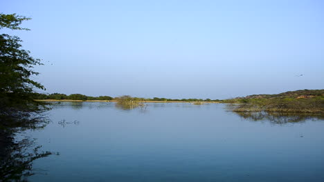Schöne-Blaue-Wasserlandschaftsszene-Des-Flusses-Oder-Des-Meeres
