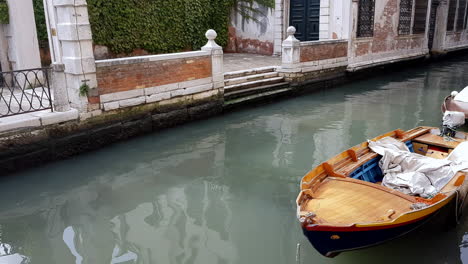 Kanäle-Und-Straßen-Von-Venedig-Mit-Festgemachten-Booten