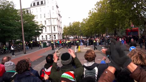Junge-Leute-Beteiligen-Sich-Am-Klimaprotest-Der-Auslöschungsrebellion-In-Amsterdam-Mit-Polizeilicher-Standoff-blockade,-Xr-Amsterdam