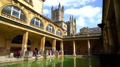 Bath-England,-Circa:-Roman-Baths,-Das-Unesco-Weltkulturerbe-Mit-Menschen,-Das-Eine-Stätte-Von-Historischem-Interesse-In-Der-Stadt-Bath,-Großbritannien,-Ist