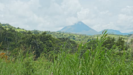 Aufnahme-Eines-Blonden-Mädchens,-Das-Den-Vulkan-Arenal-In-Costa-Rica-Beobachtet