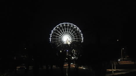Nachtansicht-Des-Vergnügungsparks-Bei-Nacht,-Großes-Riesenrad-Mit-Festlicher-Blauer-Beleuchtung-Gegen-Nachthimmel,-Berühmte-Touristenattraktion,-Stadt-Agadir-In-Marokko