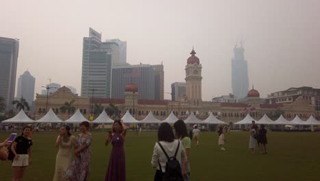 Tourists-taking-photographs-at-the-Dataran-Merdeka-amidst-thick-haze-caused-by-Indonesian-forest-fires