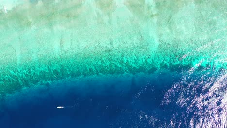 Die-Sonne-Glänzt-Auf-Dem-Kristallklaren-Wasser-Vor-Der-Küste-Des-Beliebten-Touristenziels-Der-Malediven