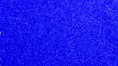 Burbujas-Microscópicas-Se-Elevan-A-Través-De-Un-Fondo-Azul-Brillante