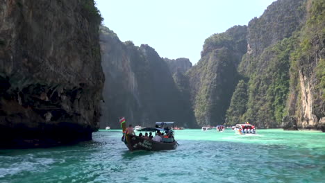Die-Boote,-Die-Touristen-Zur-Maya-Bay-Und-Zurück-Auf-Die-Insel-Phi-Phi-Transportieren