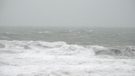 Sturm-Ciara-Verursacht-Vor-Der-Küste-Cornwalls-Bei-Porthleven-Riesige-Wellen