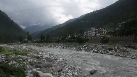 Himalaya-Río-Montañoso-Ganges-Que-Fluye-A-Través-De-Los-Pueblos-Del-Himalaya---Ciudades-En-Uttarakhand,-India