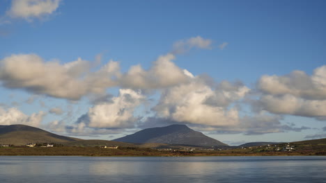Lapso-De-Tiempo-De-Las-Nubes-Rodando-Sobre-Las-Colinas-De-Un-Paisaje-Remoto-En-Un-Día-De-Verano-En-Irlanda