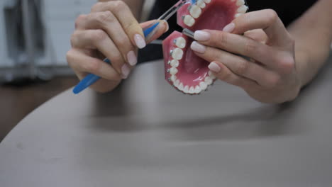 Eine-Frau-Putzt-Zähne-Mit-Zahnspange