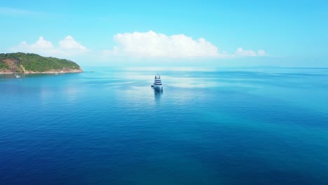 Luxuriöses-Yachtsegeln-Auf-Ruhigem-Blauem-Wasser-Der-Lagune-Nahe-Küste-Der-Tropischen-Insel-Am-Hellen-Himmel-Mit-Weißem-Wolkenhintergrund-In-Thailand