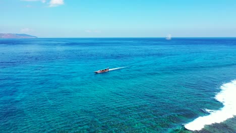 Touristenboot,-Das-Entlang-Der-Wunderschönen-Küstenlinie-Der-Tropischen-Insel-Auf-Ruhigem,-Klarem-Wasser-Der-Türkisfarbenen-Lagune-In-Bali-Segelt
