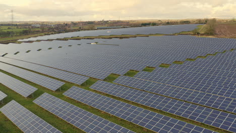 Una-Granja-Solar-En-Staffordshire,-Miles-De-Paneles-Solares-Que-Capturan-La-Luz-Natural-Del-Sol-Y-La-Convierten-En-Energía-Renovable-Y-Sostenible-Debido-Al-Cambio-Climático-En-Curso,-Energía-Natural