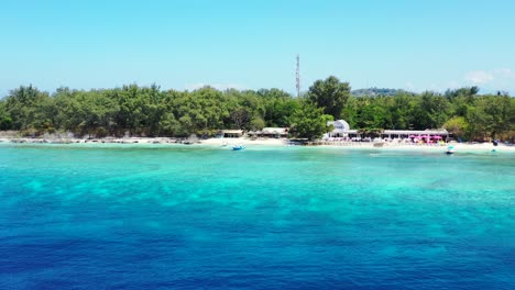 Strandbar,-Umgeben-Von-üppiger-Vegetation-Mit-Booten,-Die-An-Einem-Sommerurlaubstag-Auf-Den-Philippinen-Auf-Einer-Seichten,-Blau-türkisfarbenen-Lagune-Schwimmen