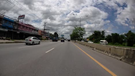 Dies-Ist-Ein-Zeitraffer-Mit-Einer-Vor-Dem-Lkw-Montierten-Action-kamera,-Die-Auf-Der-Phet-Kasem-Road-Von-Pranburi-Nach-Hua-Hin-Und-Von-Hua-Hin-Nach-Bangkok-Fährt