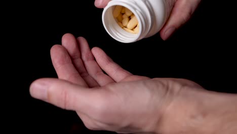 Verschreibungspflichtige-Medikamente-Werden-In-Die-Hand-Eines-Drogenabhängigen-Gegossen,-Nahaufnahme-In-Zeitlupe