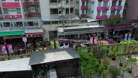 Hong-Kong-Mong-Kok-Blumenmarkt,-Schwenk-Links-Luftaufnahme-Von-Blumengeschäften-Und-Umliegenden-Gebäuden