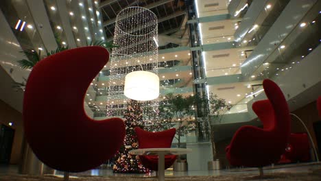 Weihnachtsbaum-In-Einem-Modernen-Bürogebäude