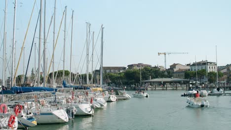 Boote-Fahren-Langsam-In-Den-Yachthafen-Am-Gardasee-Ein,-Der-Voller-Segelboote-Ist
