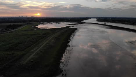 Reflexion-Von-Wolken-Während-Des-Sonnenuntergangs-In-Einem-Süßwasser-Gezeitengebiet-In-Den-Niederlanden
