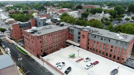 Descending-aerial-of-a-Hilton-brand-hotel-in-Lititz,-PA,-voted-coolest-small-town-in-America