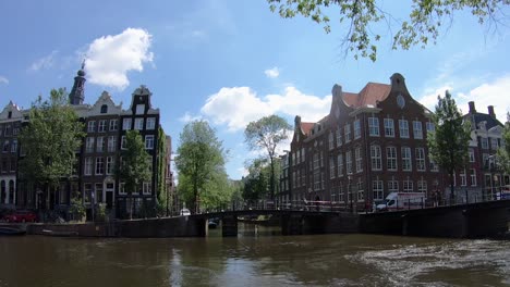 Kanal-In-Amsterdam-Mit-Blick-Auf-Einige-Typische-Nordeuropäische-Gebäude-Im-Sommer