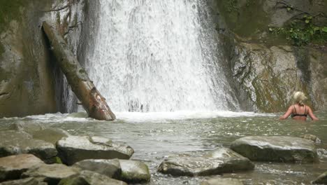 Junge-Frau-In-Zeitlupe,-Die-Ein-Kaltes-Bad-Am-Pruncea-wasserfallpool,-Rumänien-Nimmt