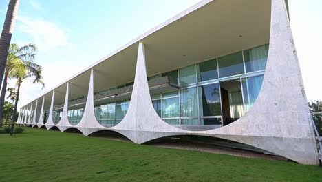 marble-columns-and-panes-on-the-facade-of-Alvorada-Palace,-the-Brazil's-president-official-house
