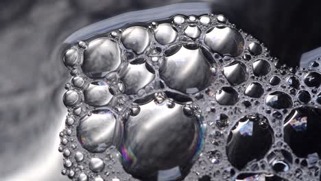 Blasen-Auf-Der-Wasseroberfläche-In-Einem-Metallbehälter