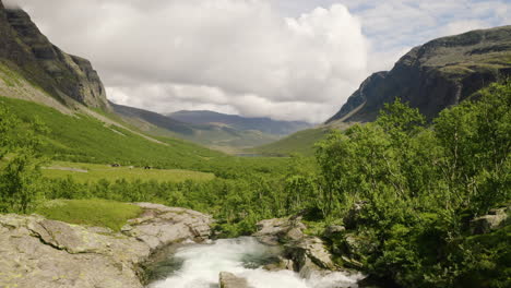 Breathtaking-Scenery-At-The-Hydalen-Valley-In-Hemsedal-With-Fresh-Stream-Water-Cascade-Through-The-Lush-Foliage---A-Hidden-Gem-In-Norway---ascending-drone-shot,-wide-angle