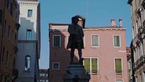 Vögel,-Die-Auf-Der-Statue-Des-Berühmten-Komödiendramatikers-Carlo-Goldoni,-San-Marco,-Venedig,-Italien-Stehen
