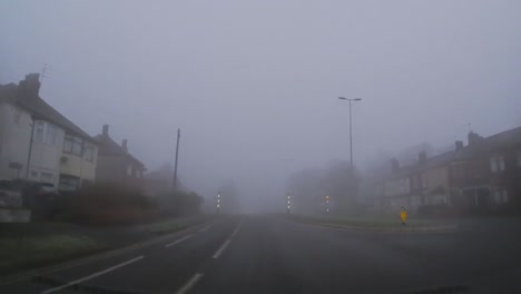 Tablero-De-Instrumentos-Pov-Conduciendo-En-El-Reino-Unido-Niebla-Densa-Clima-Tráfico-Urbano