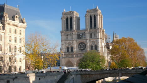 Horizontal-pan-of-the-Notre-Dame-Cathedral-in-Paris-on-a-beautiful-sunny-autumn-day-from-across-the-Seine-river