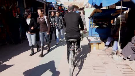 Steadicam-motion-moving-down-alleys-of-Essaouira,-Morocco