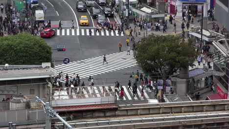 Fußgänger-Gehen-Die-Kreuzung-In-Shibuya