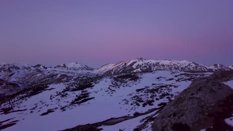 Im-Winter-In-Der-Abenddämmerung-über-Die-Gipfel-Schneebedeckter-Berge-Fliegen