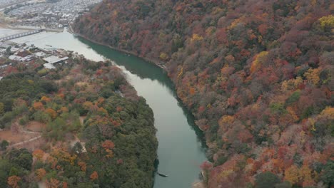 Katsura-Fluss-Schlängelt-Sich-Nach-Arashiyama-Und-Zur-Togetsu-Kyo-Brücke-In-Herbstfarben,-Kyoto-Japan-4k