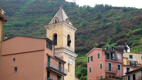 Local-church-and-homes-in-Manarola-town-in-Cinque-Terre