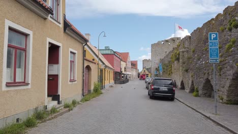 Vista-De-La-Calle-De-La-Ciudad-Medieval-De-Visby-En-Gotland-Escandinavia