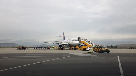 El-Equipaje-Se-Lleva-Al-Avión-De-Lufthansa-Sobre-Asfalto-En-Preparación-Para-Volar