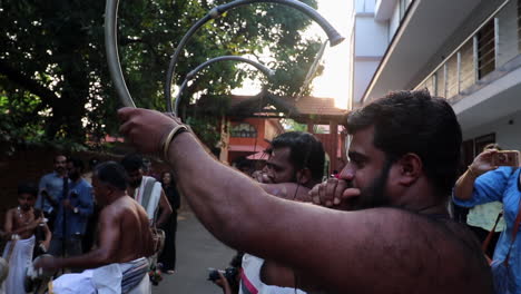 Zeitlupe-Der-Traditionellen-Indischen-Zeremonie-Mit-Sringa-Hörnern-Und-Tabla-Trommeln-In-Kerala,-Indien